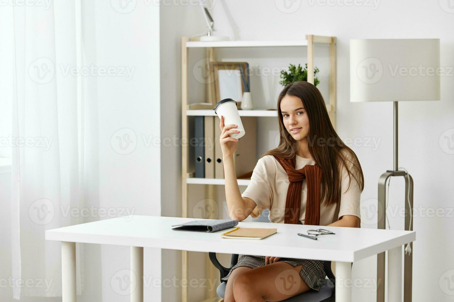 voorbereiding notitieboekje meisje tiener schoolmeisje bureau tafel tentamen onderwijs leerling foto