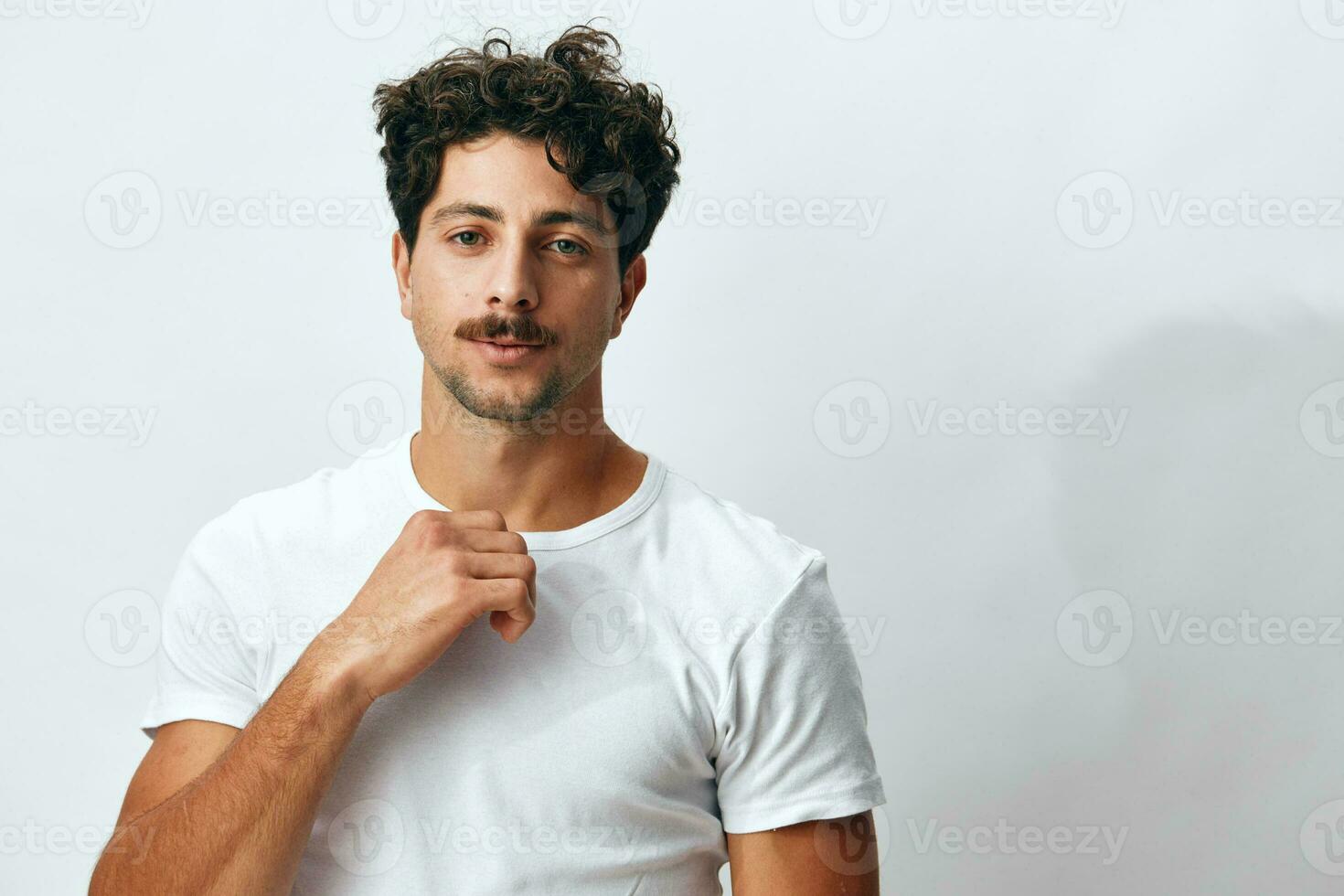 natuurlijk Mens t-shirt hipster geïsoleerd mode gekruld leerling wit portret levensstijl achtergrond glimlach haar- foto