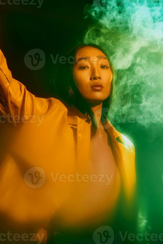 rook vrouw aantrekkelijk neon groen kleurrijk kunst licht modieus portret concept foto