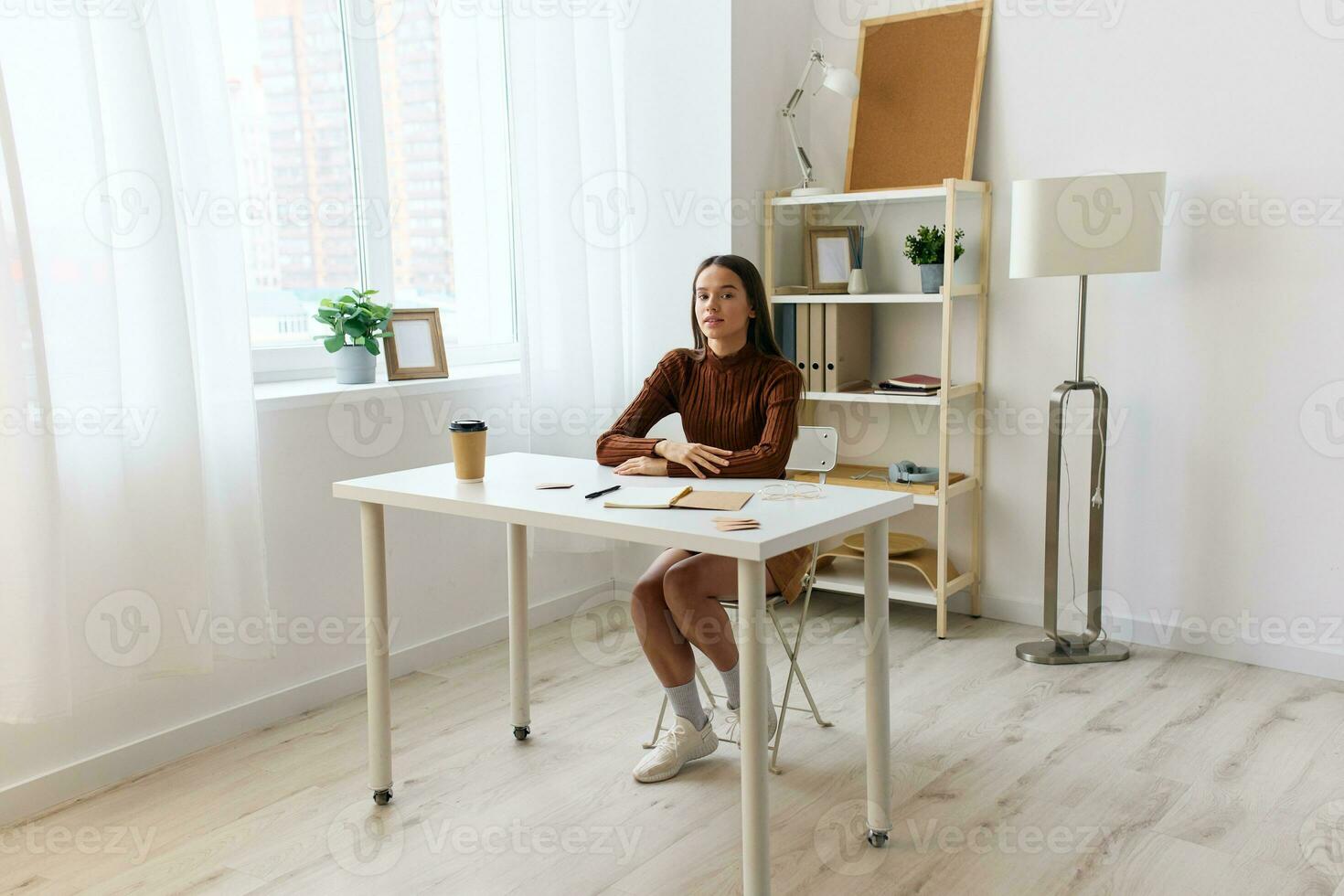 notitieboekje schoolmeisje tentamen tiener onderwijs voorbereiding leerling tafel meisje bureau foto