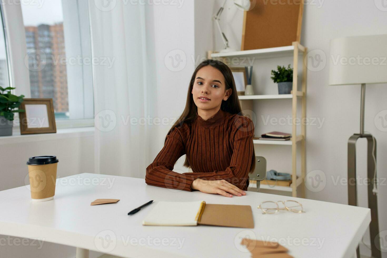 schoolmeisje onderwijs tentamen voorbereiding bureau tafel notitieboekje meisje leerling tiener foto