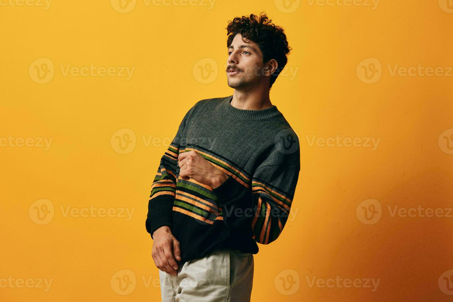 Mens leerling mode trui oranje gelukkig geel achtergrond portret modieus jong glimlach natuurlijk foto