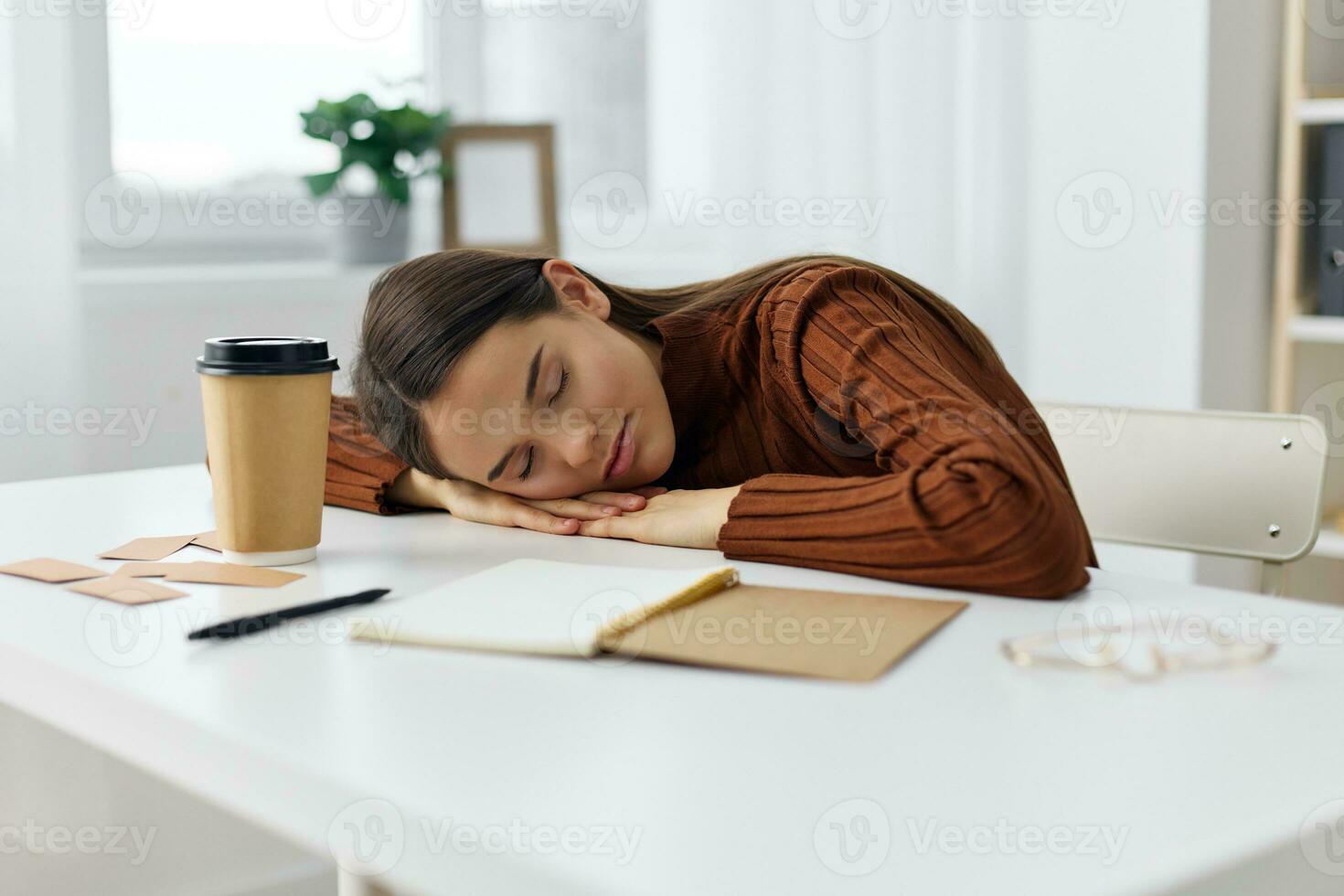 meisje schoolmeisje tafel tiener voorbereiding bureau notitieboekje onderwijs leerling tentamen foto