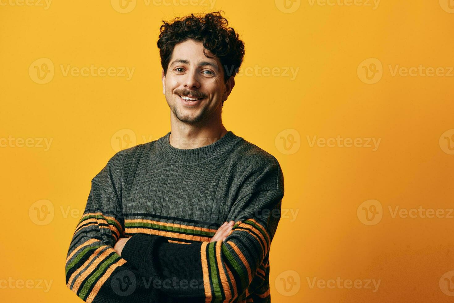 gelukkig Mens oranje achtergrond modieus trui mode portret foto