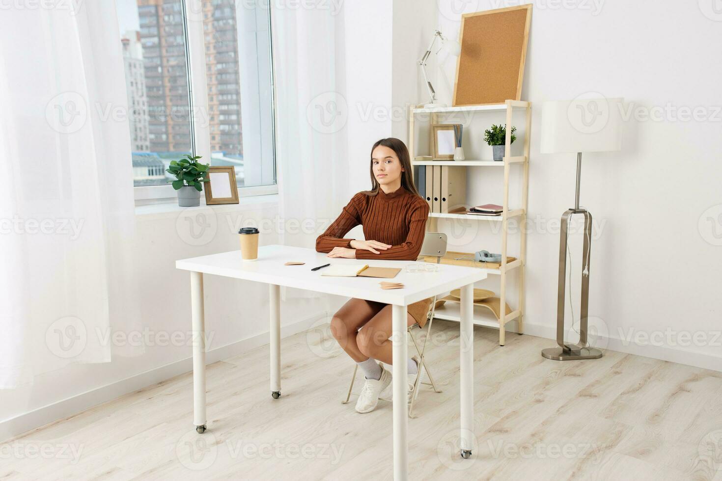 meisje bureau tiener tafel notitieboekje leerling schoolmeisje voorbereiding onderwijs tentamen foto