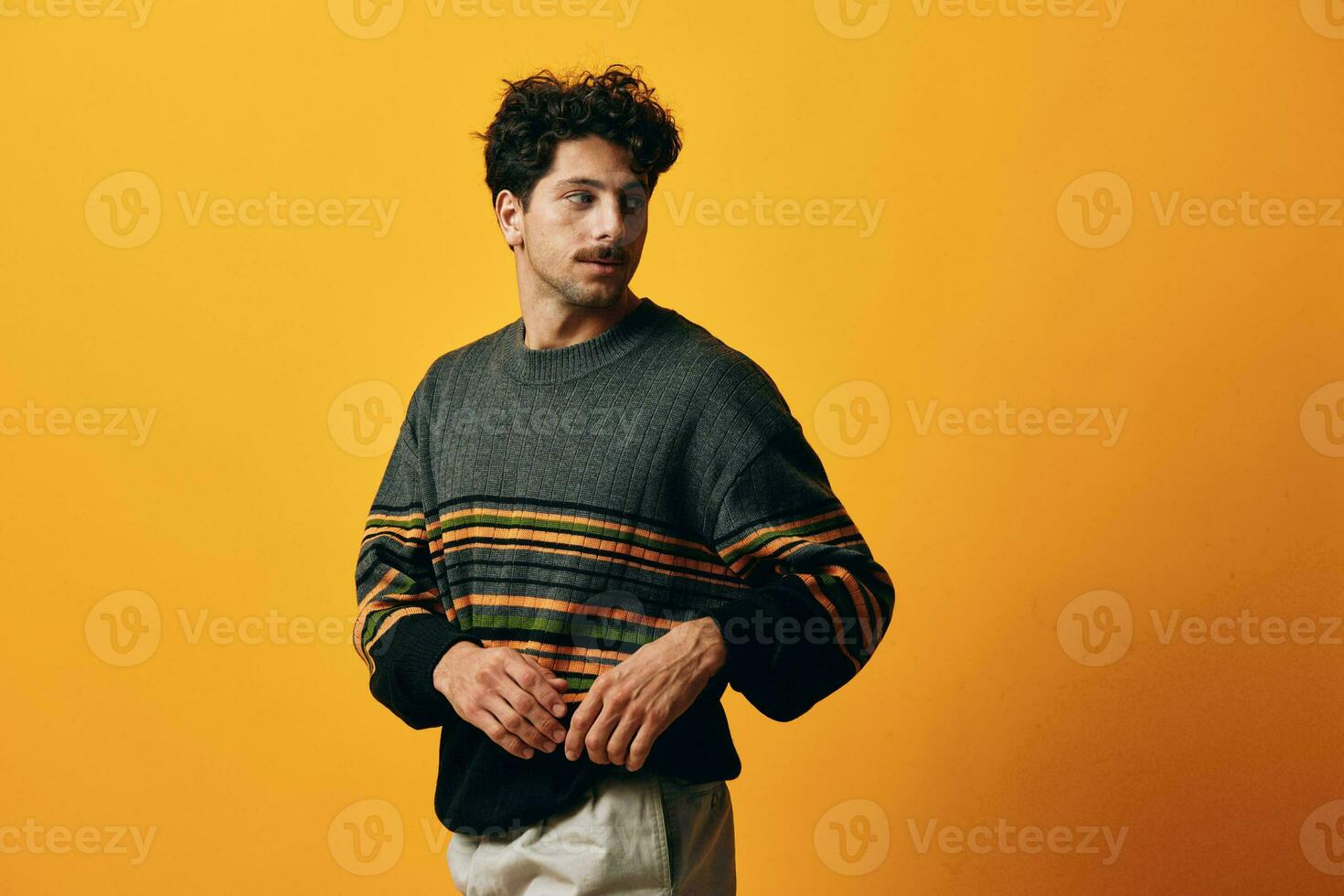 Mens oranje modieus gelukkig mode achtergrond trui portret foto