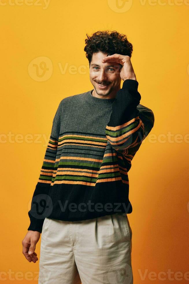 Mens gelukkig trui gebaar volwassen achtergrond glimlach leerling portret oranje modieus mode geel foto