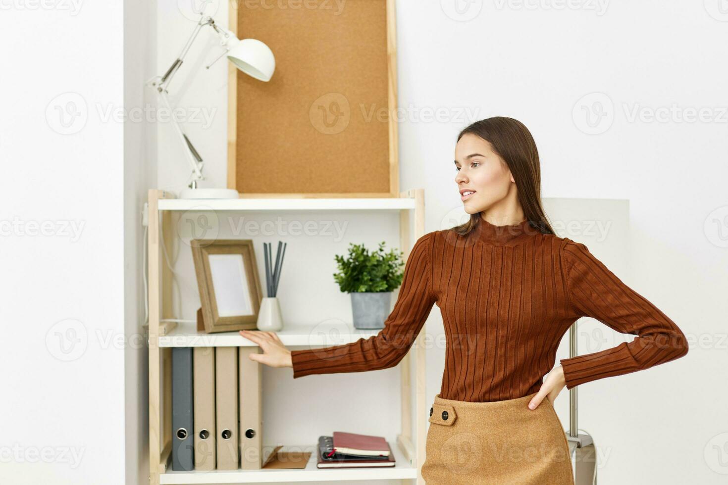 leerling notitieboekje meisje voorbereiding tentamen tafel bureau onderwijs schoolmeisje tiener foto