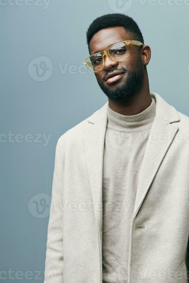 Mens model- stijl Amerikaans Amerikaans Afrikaanse zwart elegant mode knap portret jasje foto