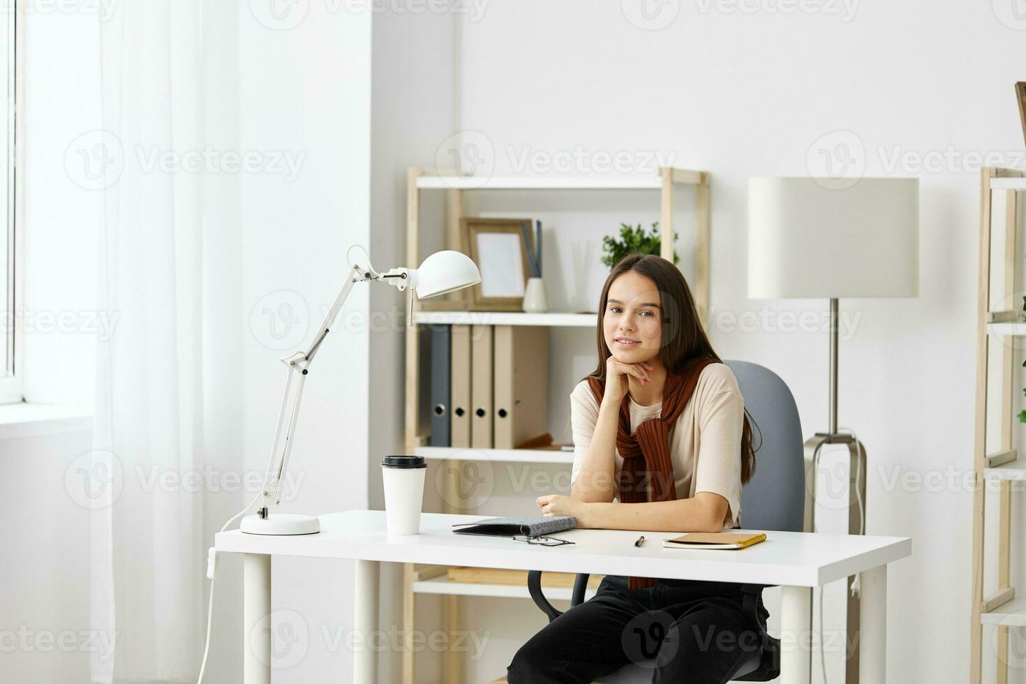 voorbereiding onderwijs schoolmeisje tiener bureau meisje tafel notitieboekje tentamen leerling foto