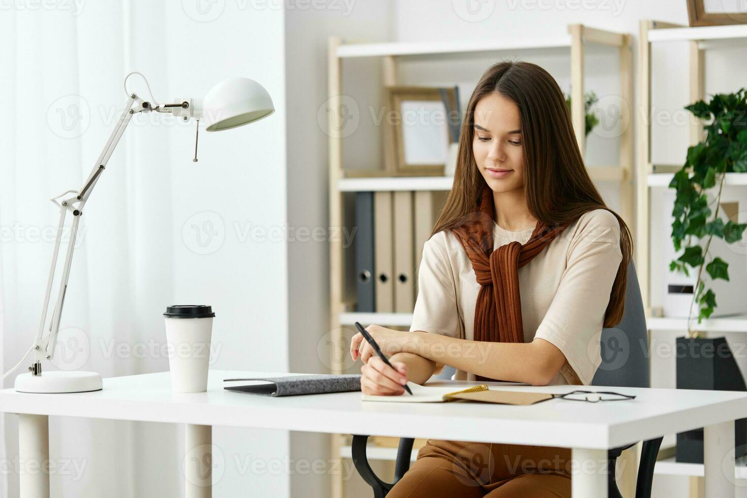 bureau tiener tentamen onderwijs leerling voorbereiding tafel notitieboekje meisje schoolmeisje foto