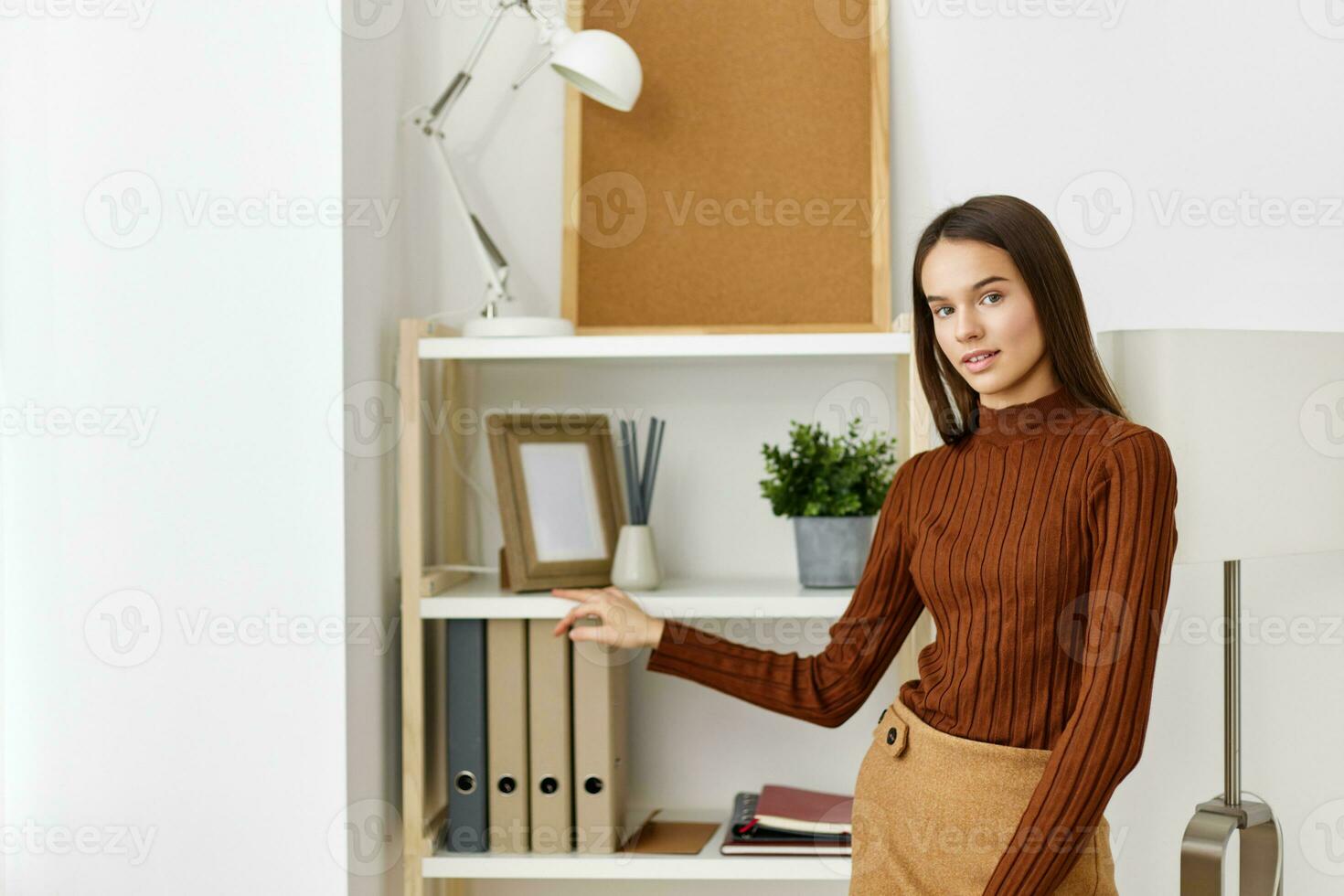 schoolmeisje leerling tentamen meisje voorbereiding tiener bureau tafel notitieboekje onderwijs foto