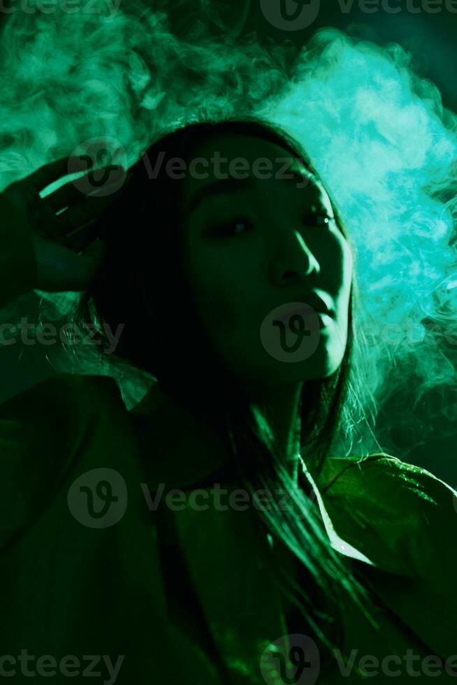 vrouw modieus nacht concept portret kleurrijk neon kunst Purper licht groen modern rook foto