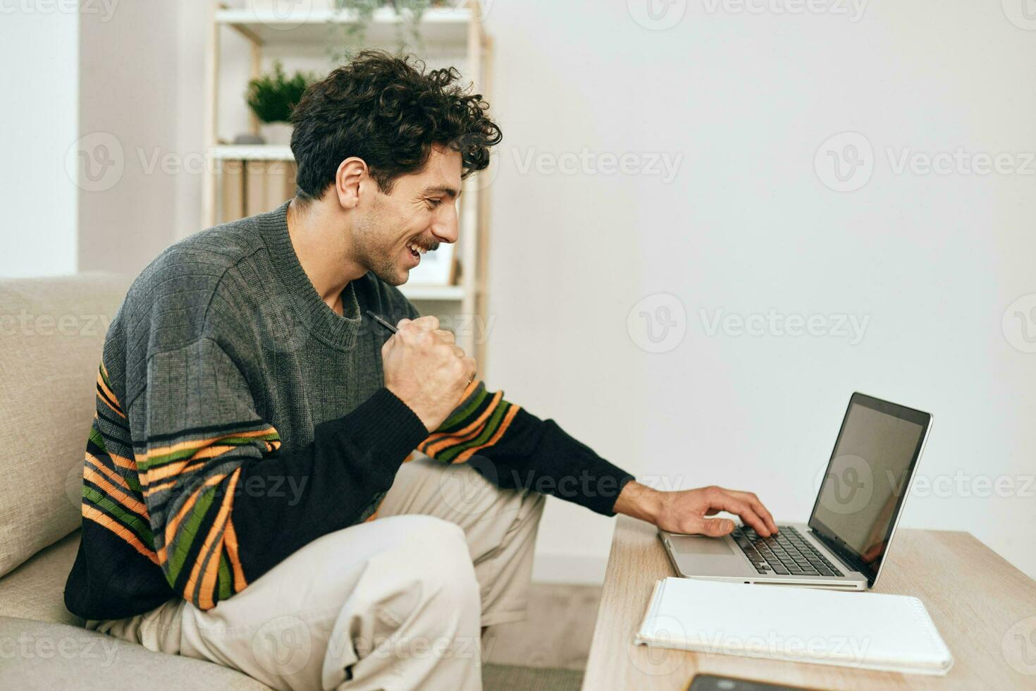 Mens computer bankstel freelance laptop online vent bedrijf typen glimlach huis werken foto