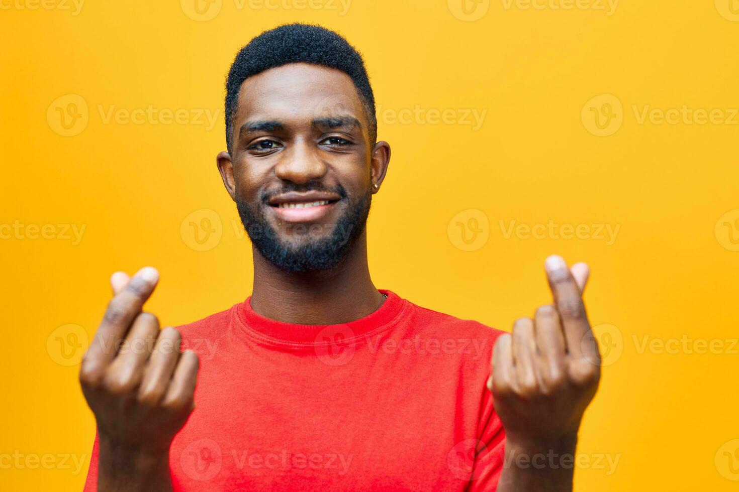 Mens kleurrijk Afrikaanse zwart vent mannetje Amerikaans achtergrond Amerikaans portret rood oranje mode foto