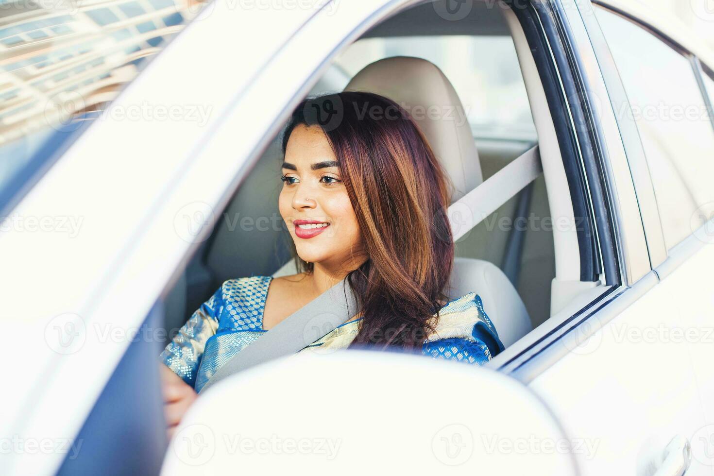 Indisch vrouw het rijden een auto foto