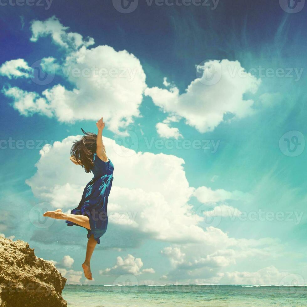 vrouw op het strand foto