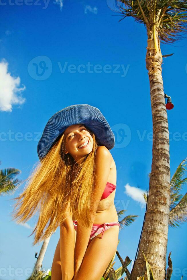 mooi jong vrouw Aan de strand foto