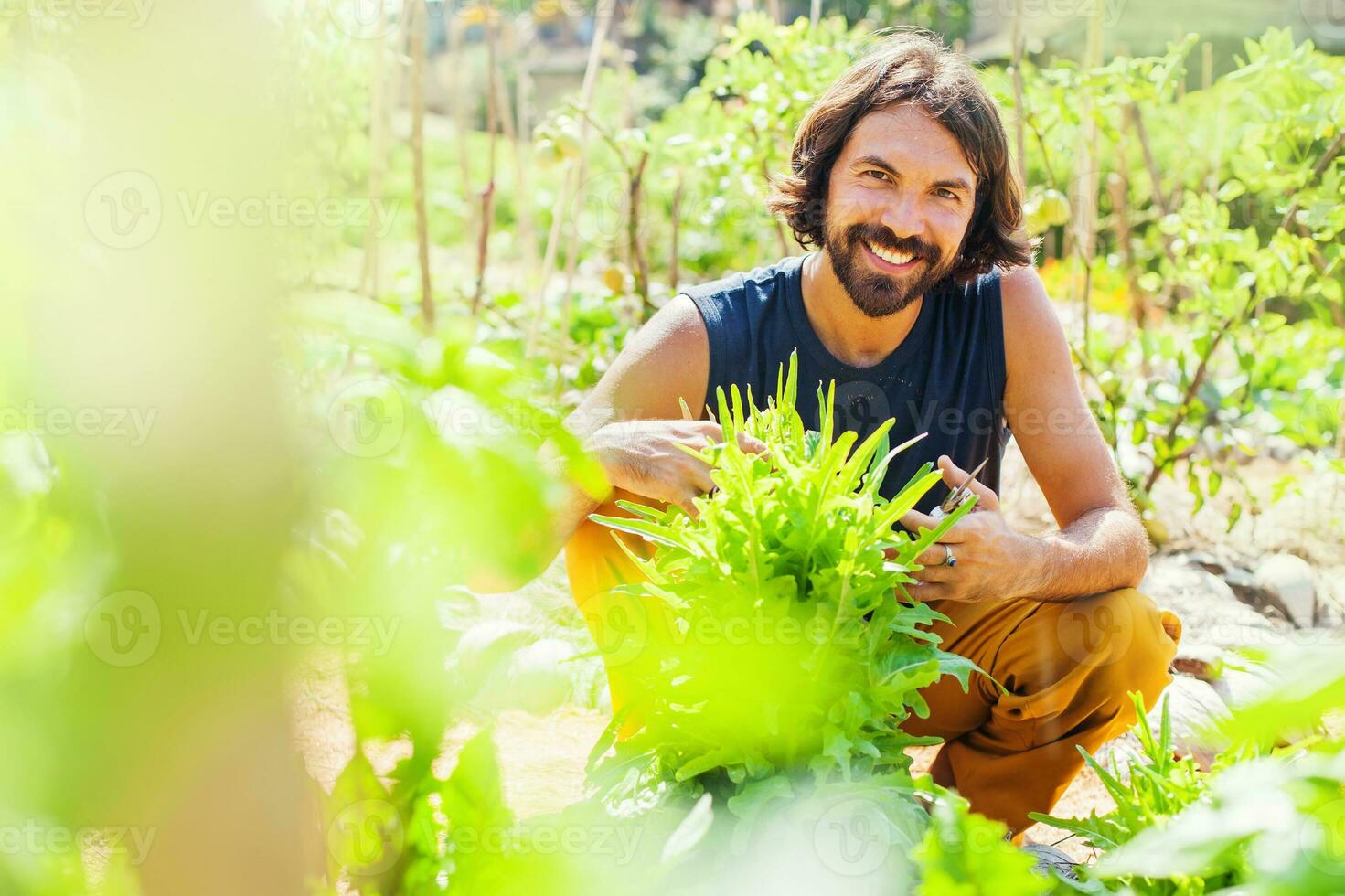 jong Mens tuinieren en groeit groenten foto
