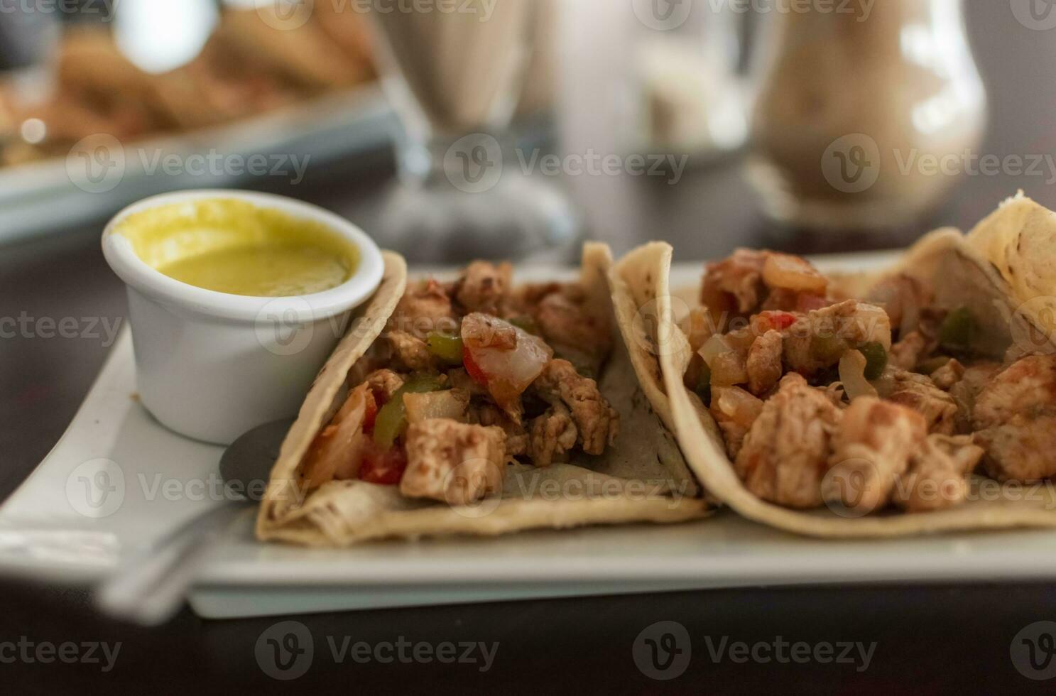 heerlijk Mexicaans kip taco's met salsa en pico de gallo geserveerd Aan de tafel, visie van kip taco's geserveerd Aan de tafel. detailopname van Mexicaans kip taco's geserveerd foto