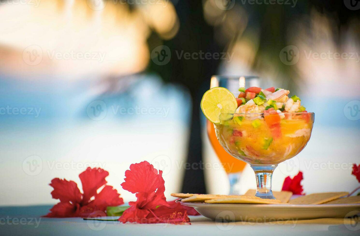 Nicaraguaanse voedsel, garnaal ceviche met fruit cocktail drankje, Nicaraguaanse gehemelte foto