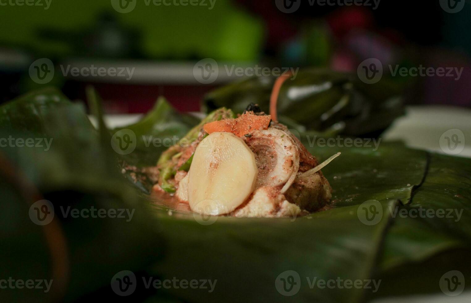 nakatamaal ingrediënten Aan banaan bladeren, detailopname van rauw ingrediënten voor de uitwerking van een Nicaraguaanse nakatamaal. voorbereiding van de traditioneel nakatamaal Aan banaan bladeren foto