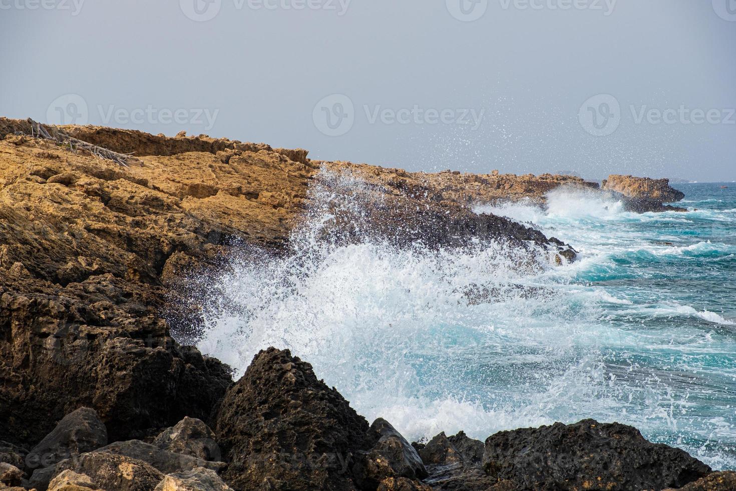 rotsen bij het strand van apostolos andreas in karpasia, cyprus foto