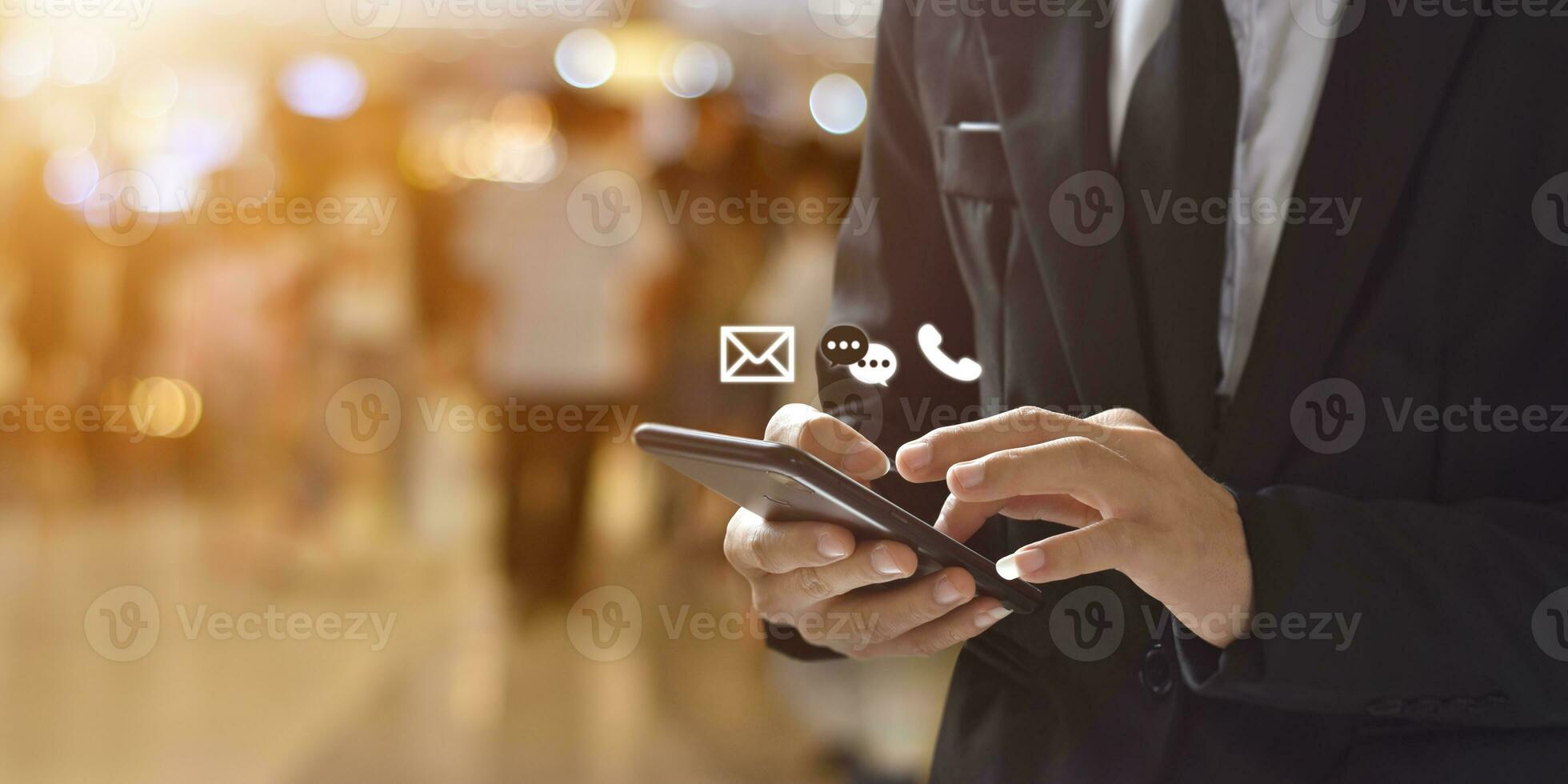 zakenman Holding smartphone met bericht, roeping, e-mail icoon. concept van contact, ondersteuning mensen of contact opnemen informatie Aan bedrijf. foto