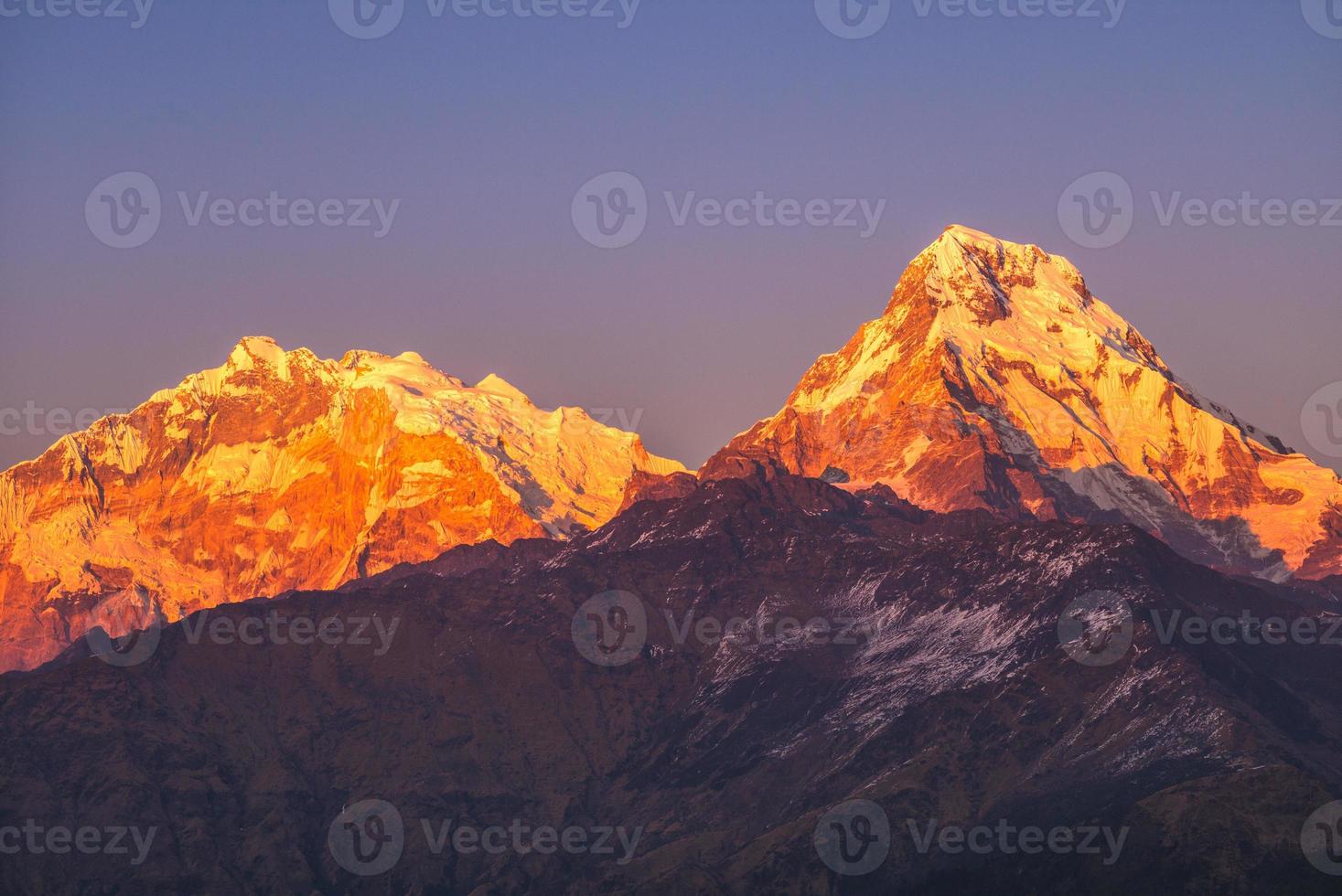 landschap van annapurna-massief in nepal in de schemering foto