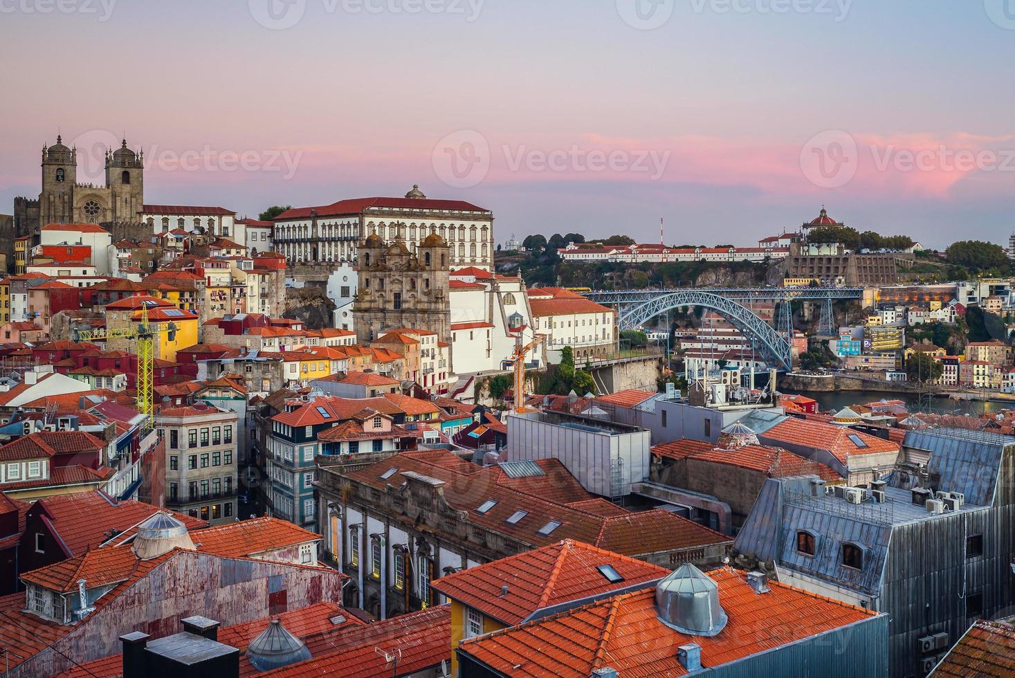 skyline van porto met porto kathedraal in portugal foto