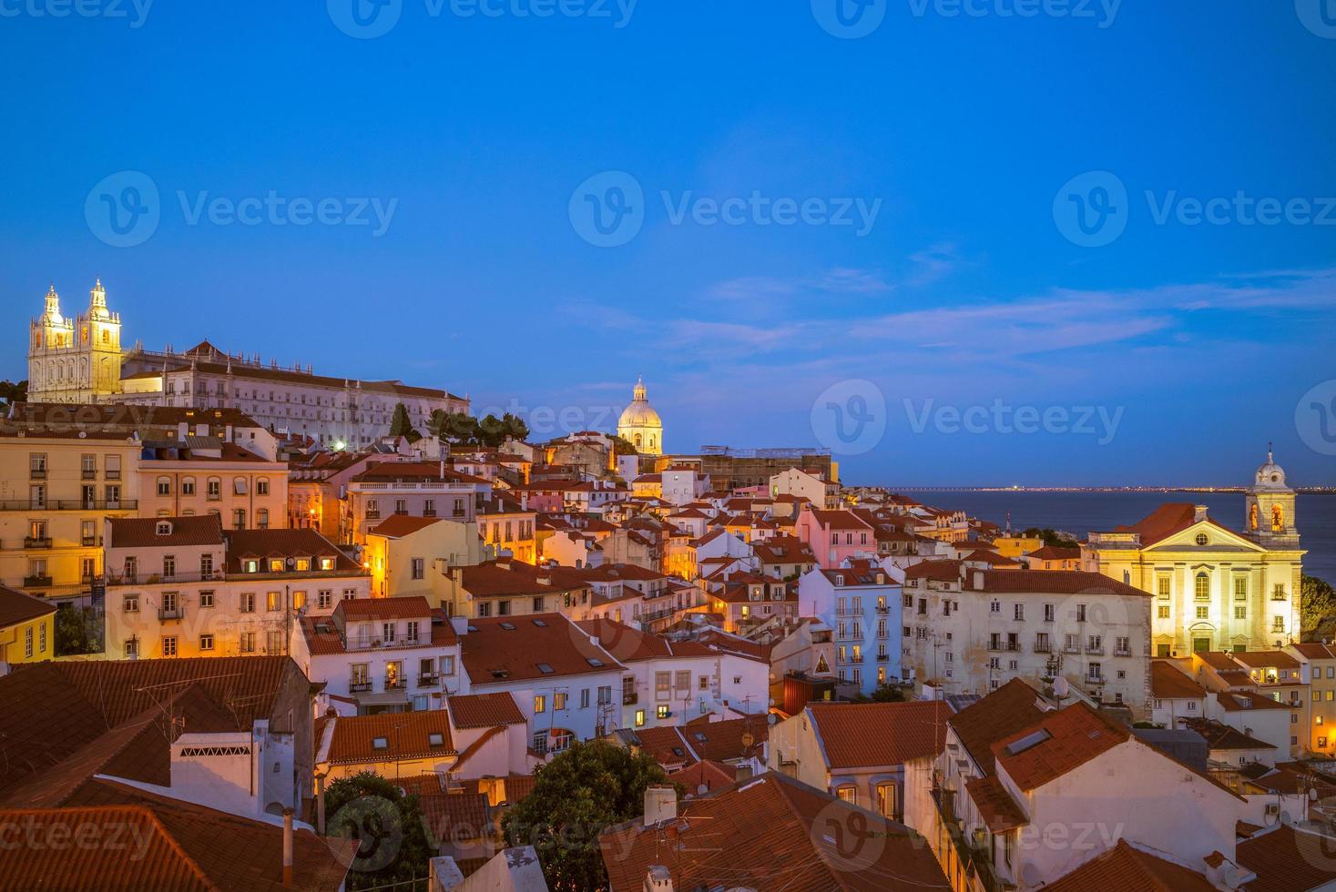 skyline van de wijk alfama in lissabon, de hoofdstad van portugal foto