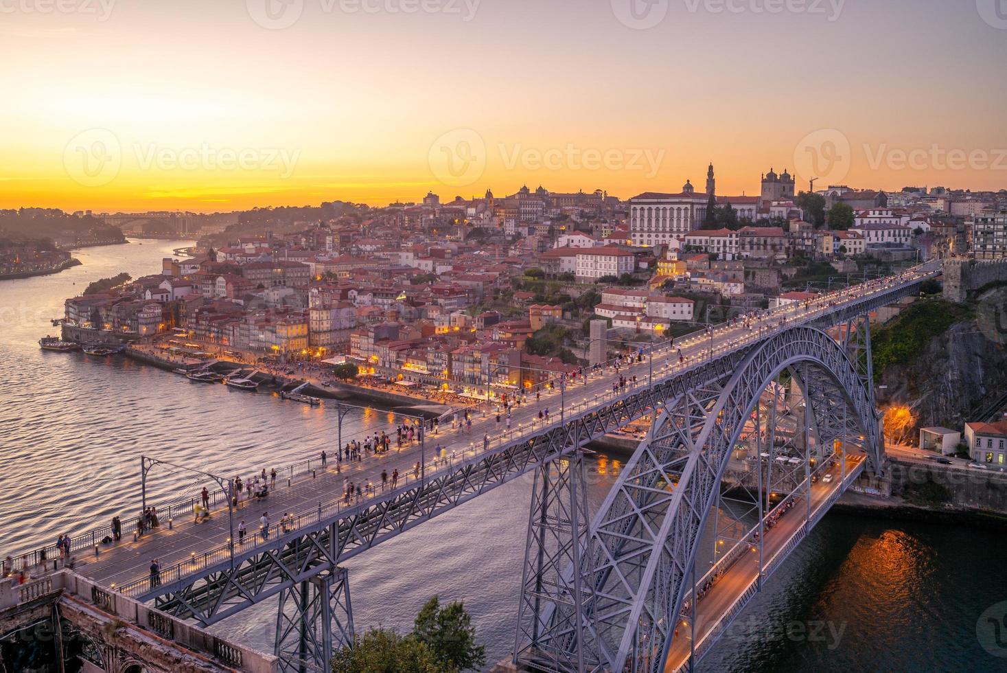 stadsgezicht van porto in portugal in de schemering foto