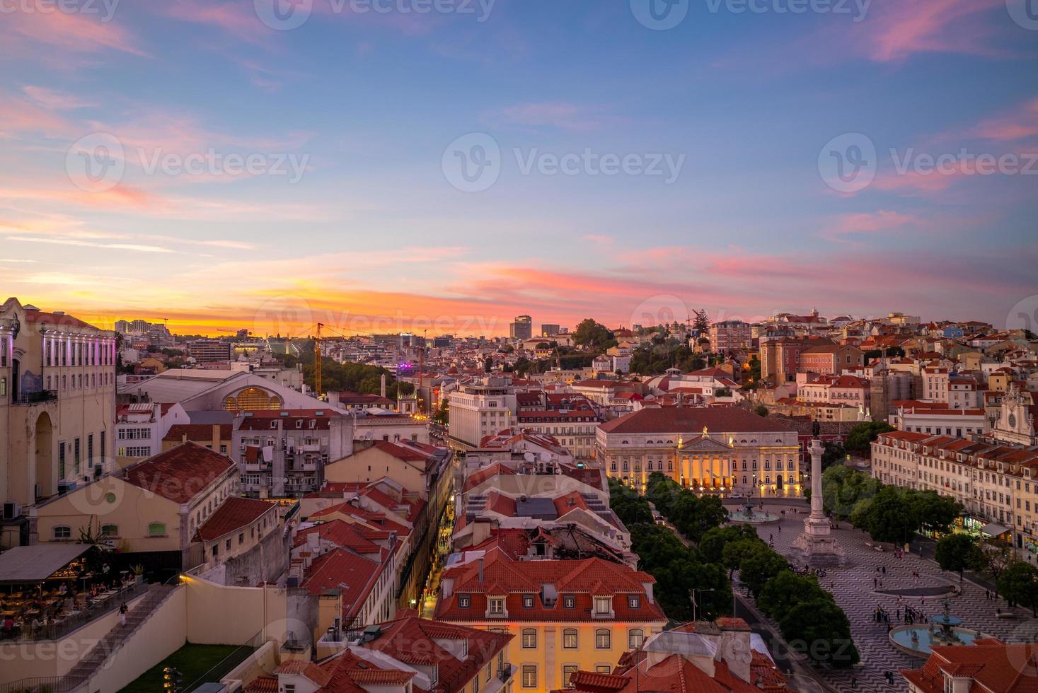 skyline van lissabon in de schemering in portugal foto