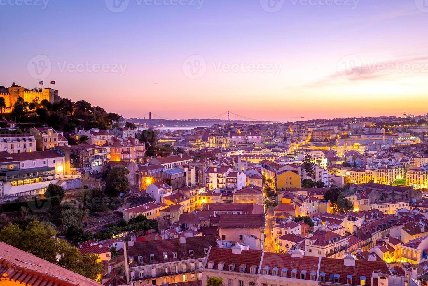 nachtzicht op het kasteel van lissabon en saint george, portugal foto