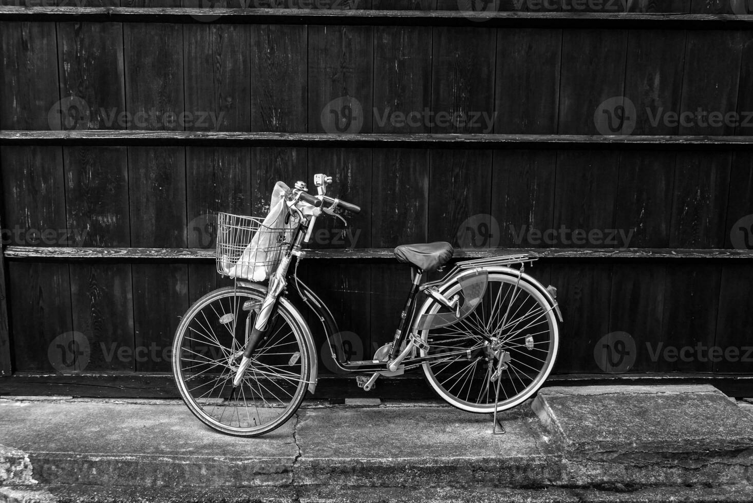 fiets en hout structuur achtergrond foto