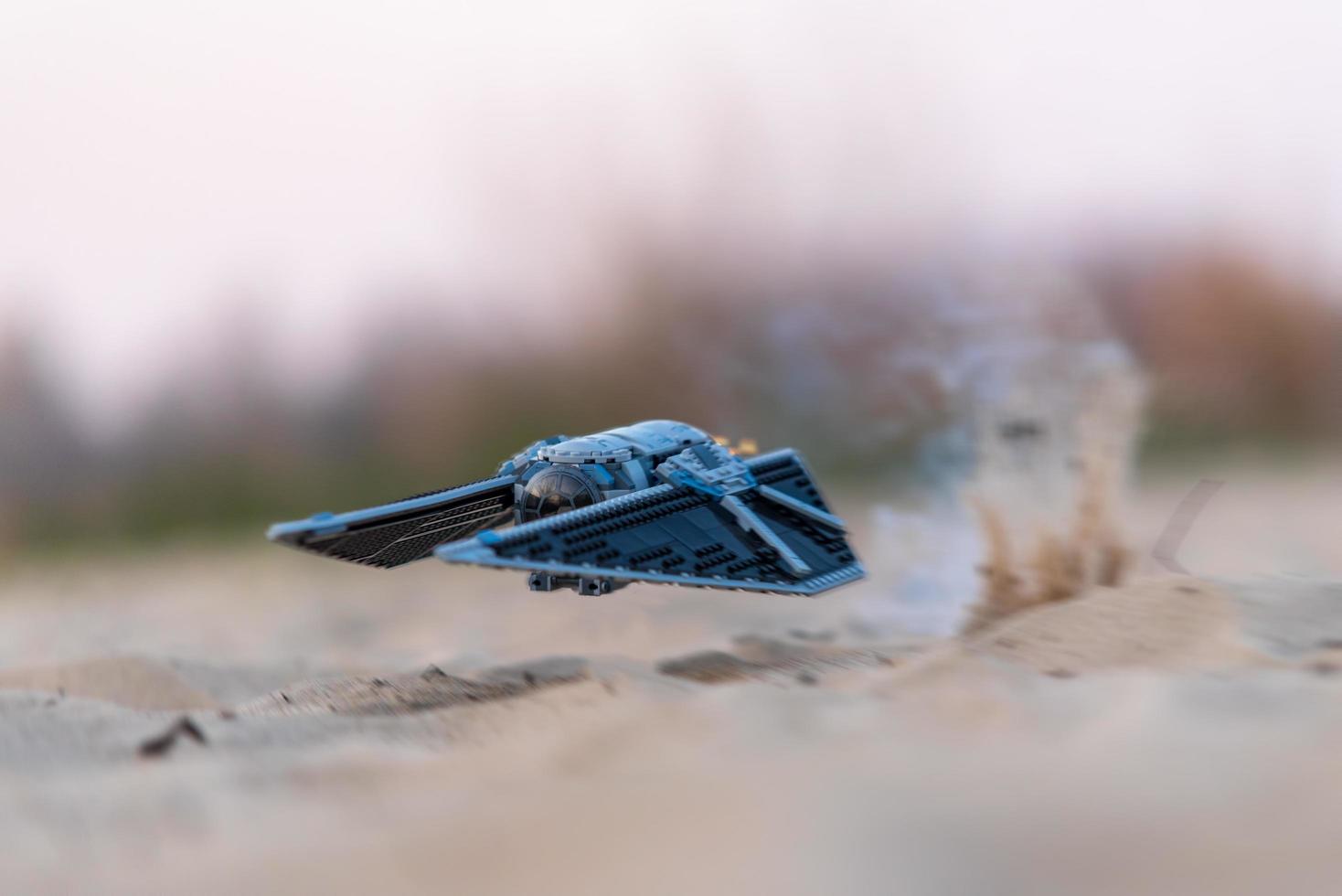 warschau, polen, apr 2019 - lego star wars-schip in de woestijn foto