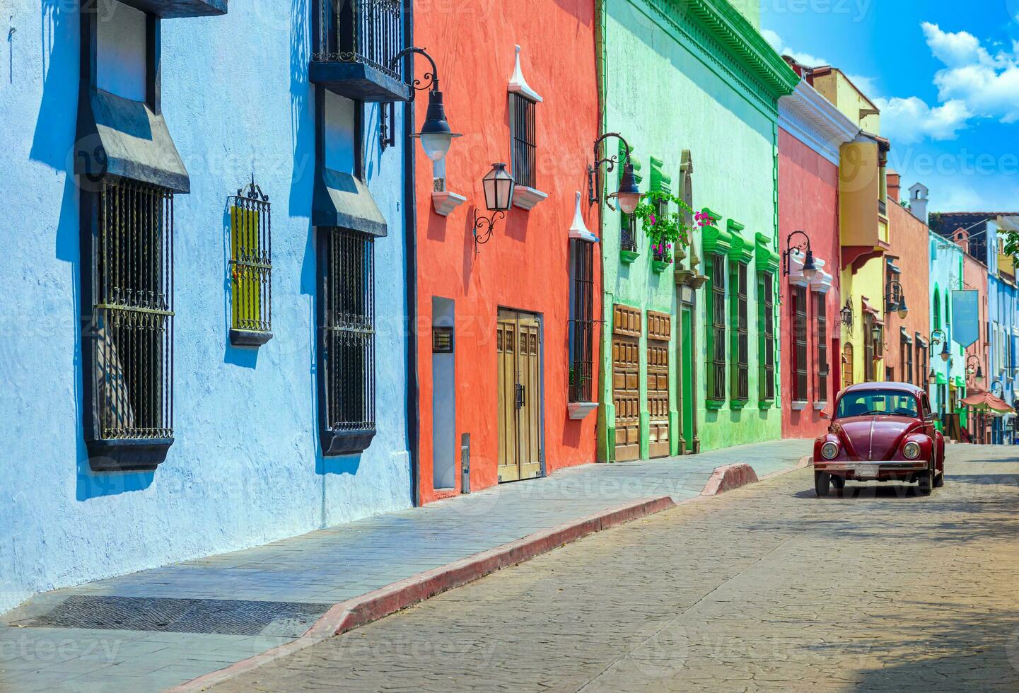 toneel- kleurrijk koloniaal architectuur van cuernavaca straten in historisch centrum in Mexico morelos foto