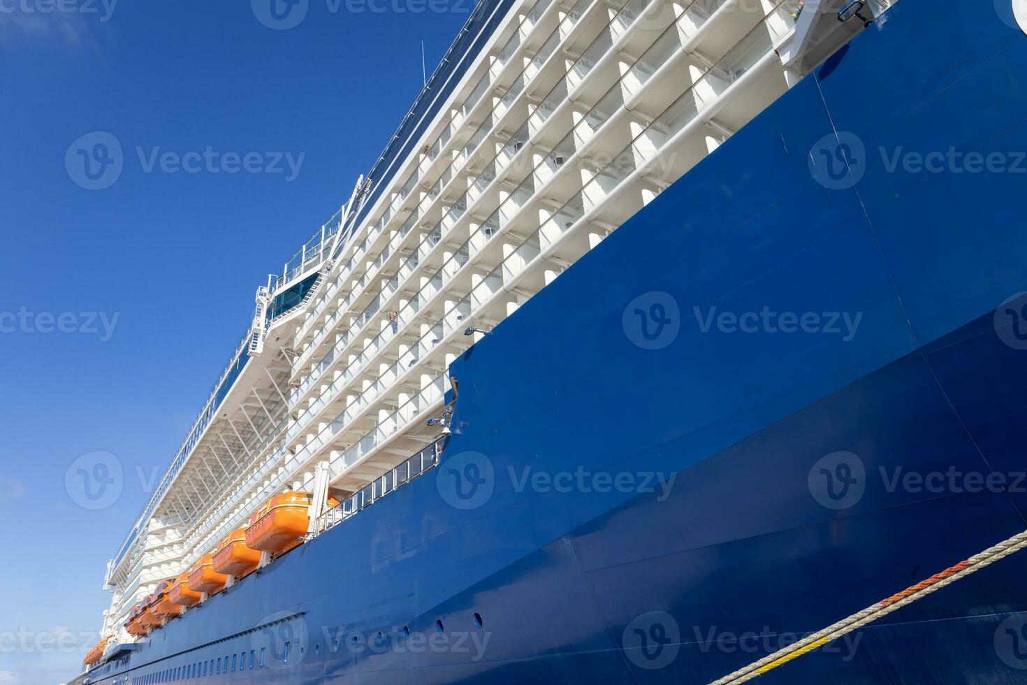 heilige kitts en navi, basseterre, reis schip aangemeerd Aan caraïben vakantie foto