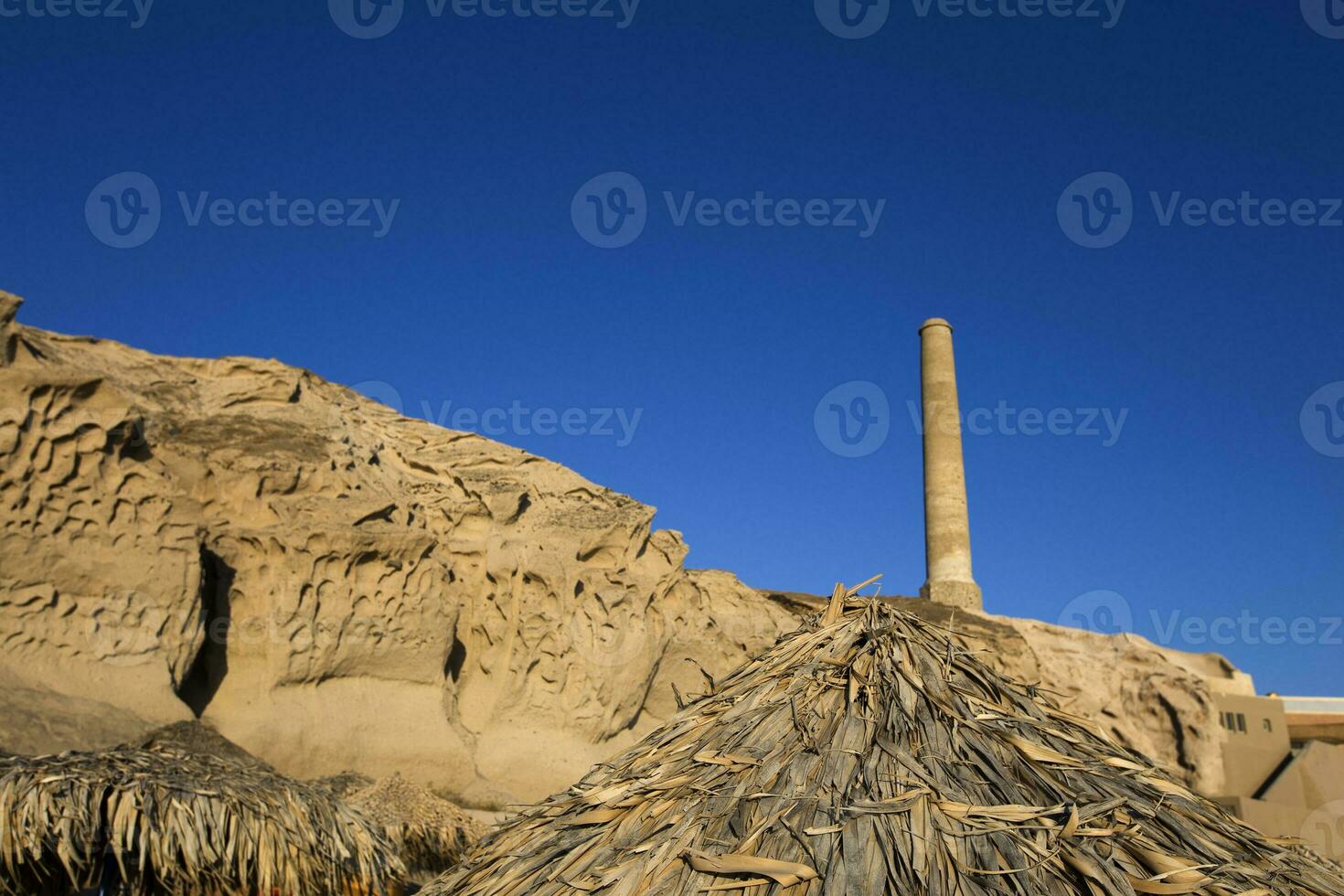 stoffelijk overschot van de oud tomaat verwerken fabriek Aan vlychada strand Bij Santorini eiland in Griekenland foto