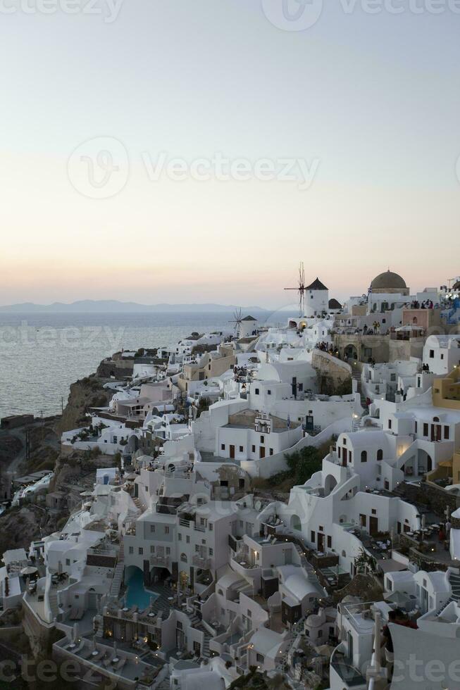 oia dorp Aan Santorini eiland in Griekenland Bij zonsondergang foto