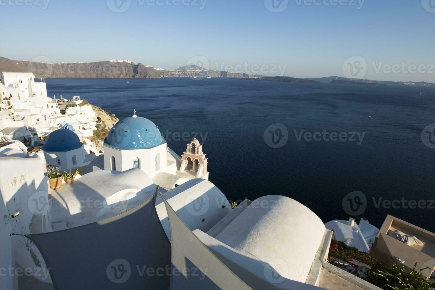 kerk van de opstanding van de heer Bij oia dorp Aan Santorini eiland, Griekenland foto