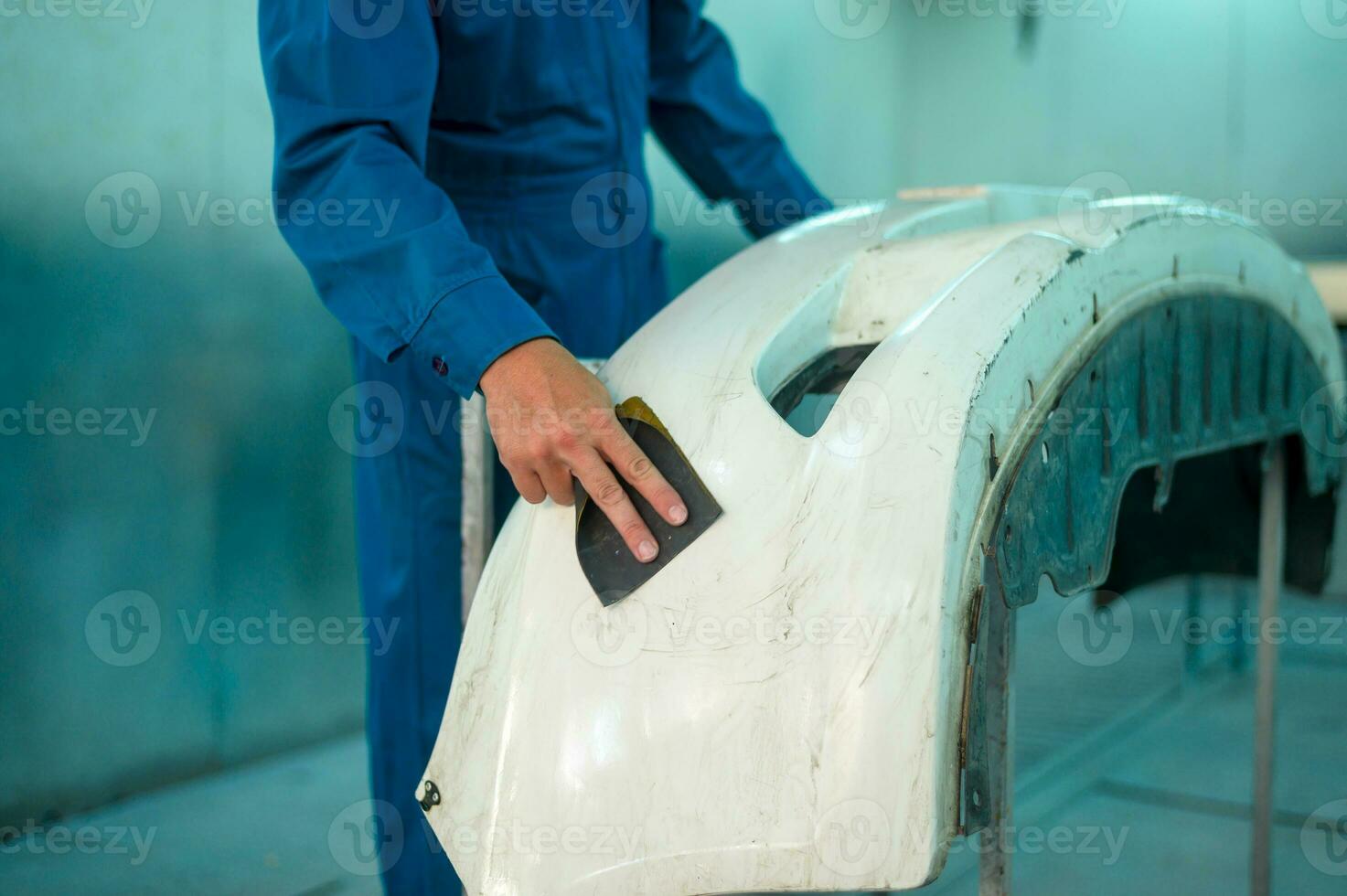 dichtbij omhoog Kaukasisch Mens hand- schoonmaak auto een deel voordat schilderij in verf winkel foto