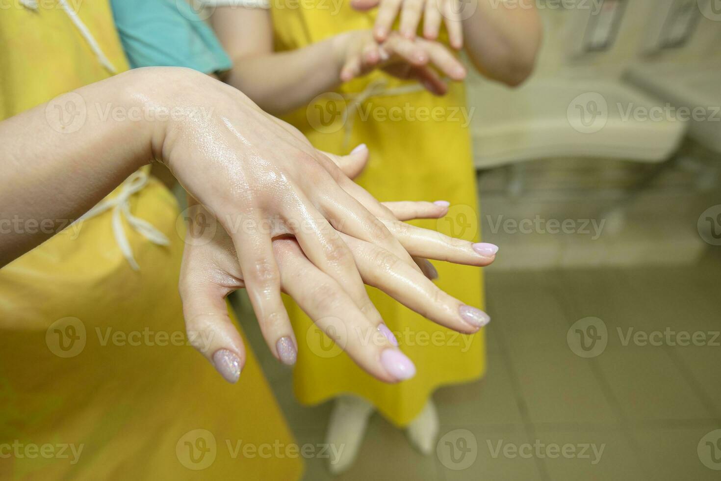 hand- ontsmetten oplossing. verspreiding de ontsmettingsmiddel Aan uw vingers. foto