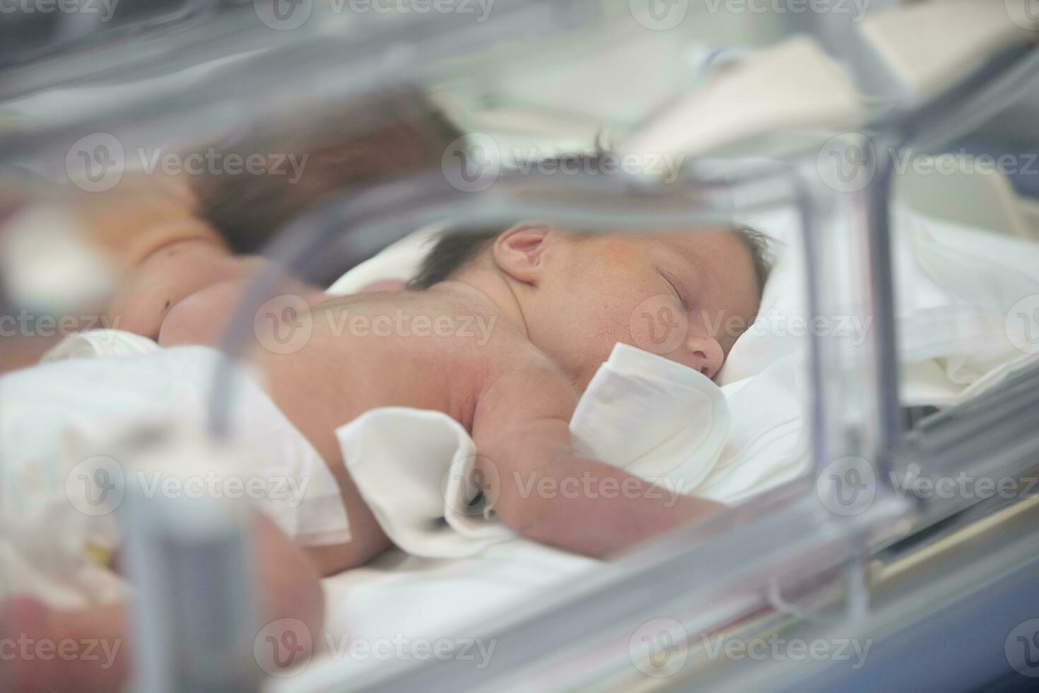 pasgeboren kinderen zijn in de dozen in de ziekenhuis. foto