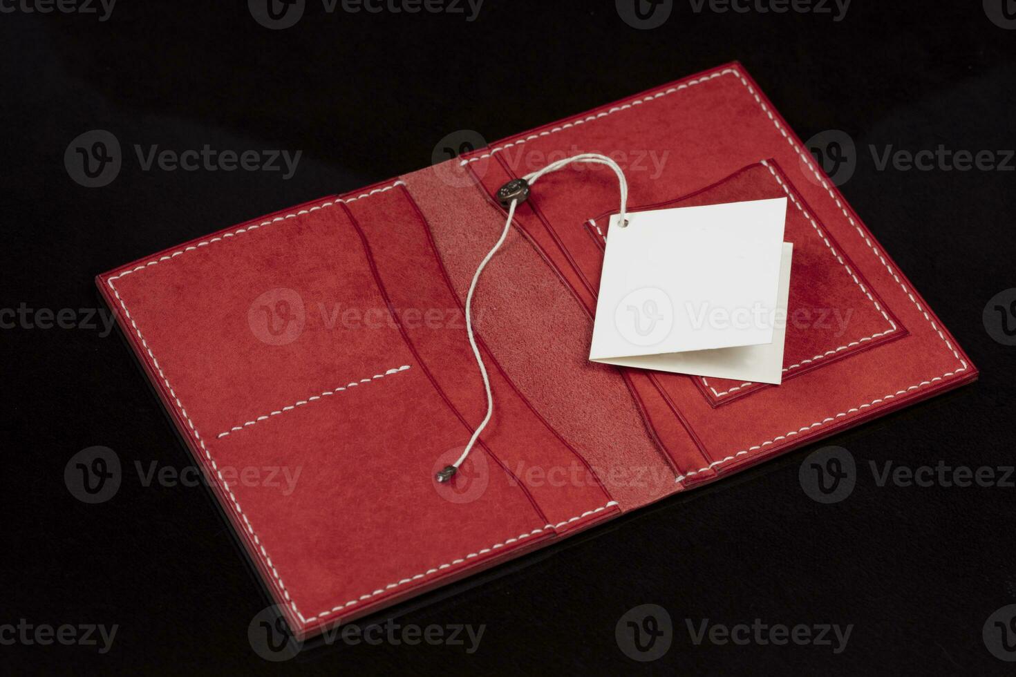 Open leer rood handtas met zakken Aan een donker achtergrond. foto