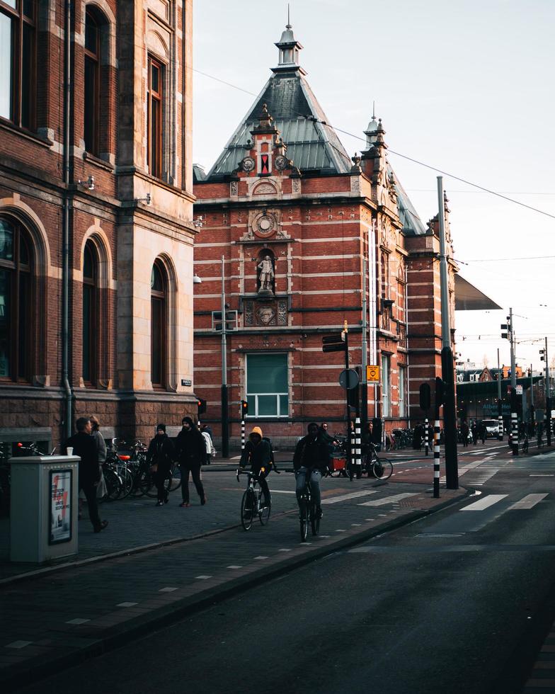 amsterdam, nederland 2018- mensen lopen en fietsen op straat in amsterdam foto