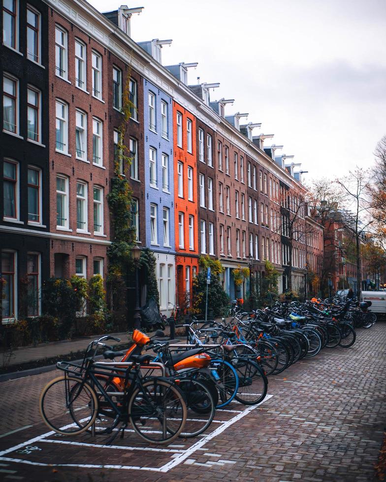 amsterdam, nederland 2018- fietsen voor kleurrijke huizen in amsterdam foto