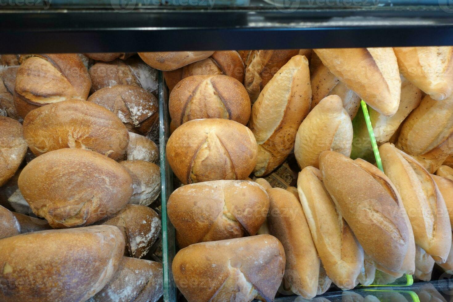 gebakken gebak met glazen raam in de bakkerij, foto