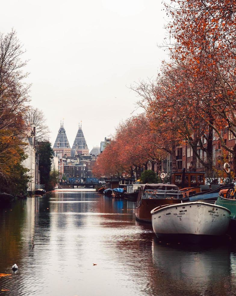 amsterdam, nederland 2018- uitzicht op het water van amsterdam foto