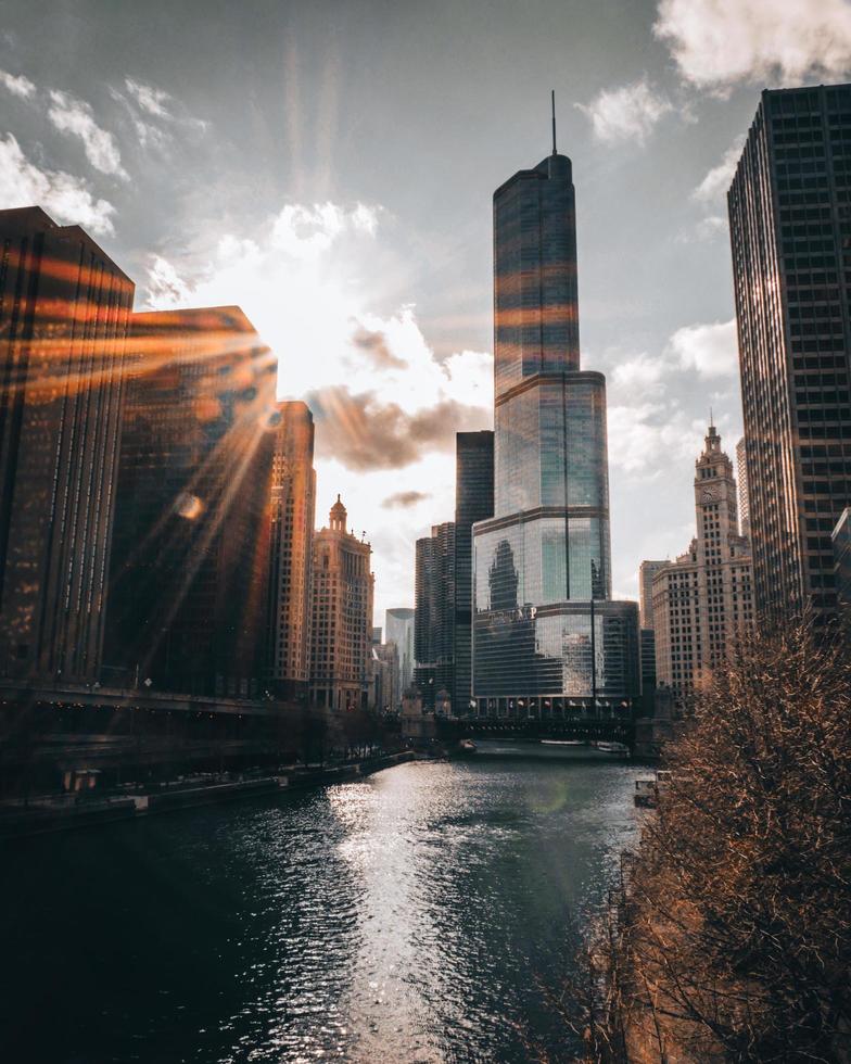 chicago, illinois 2018- uitzicht op het water van de skyline van chicago foto